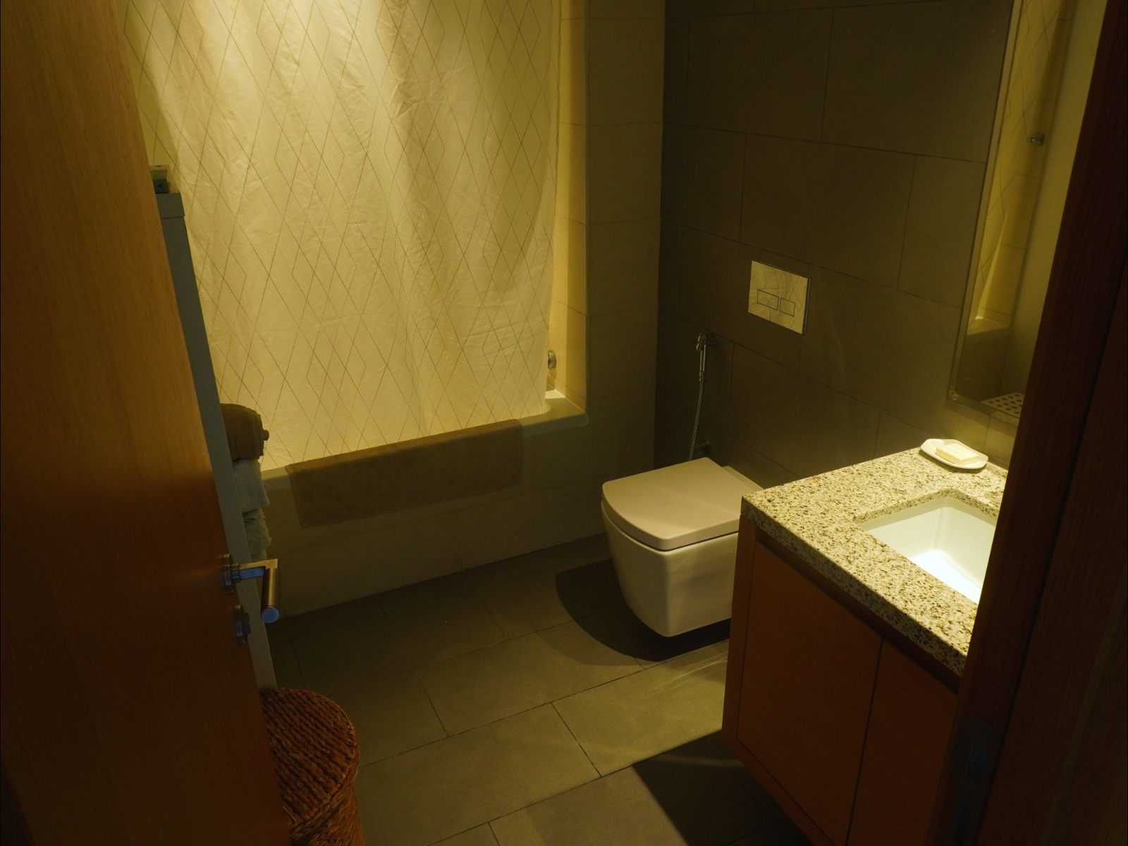 Spacious Unfurnished 1BR, Contemporary Finish, photo 14 of 18