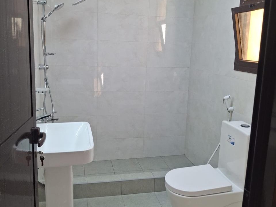 5BR Villa with a Large Private Plot, photo 2 of 15