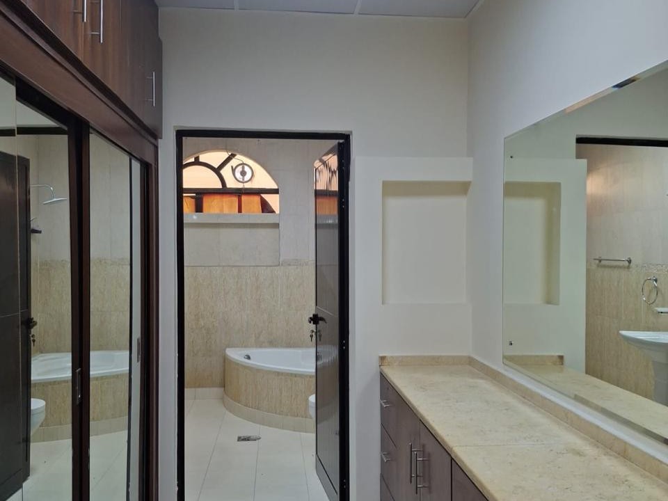 5BR Villa with a Large Private Plot, photo 7 of 15