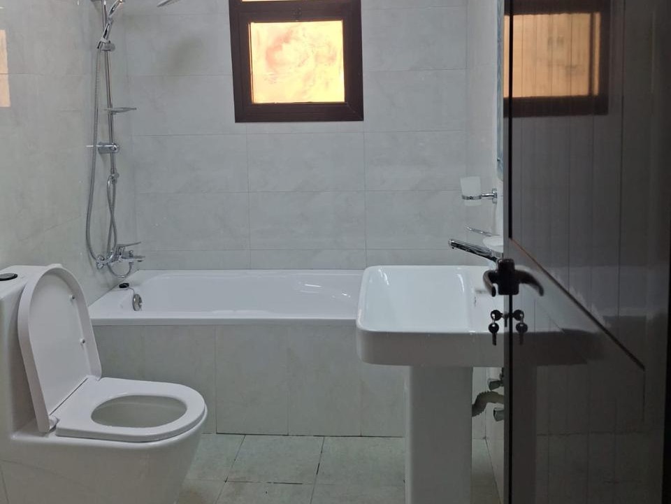 5BR Villa with a Large Private Plot, photo 13 of 15